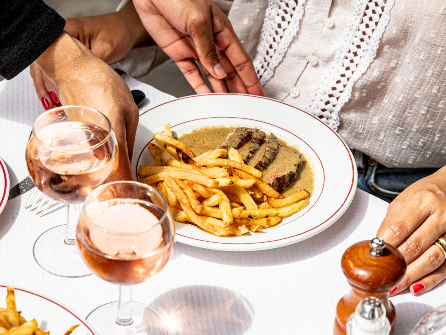 assiettes service a un client avec deux verres de vin rose