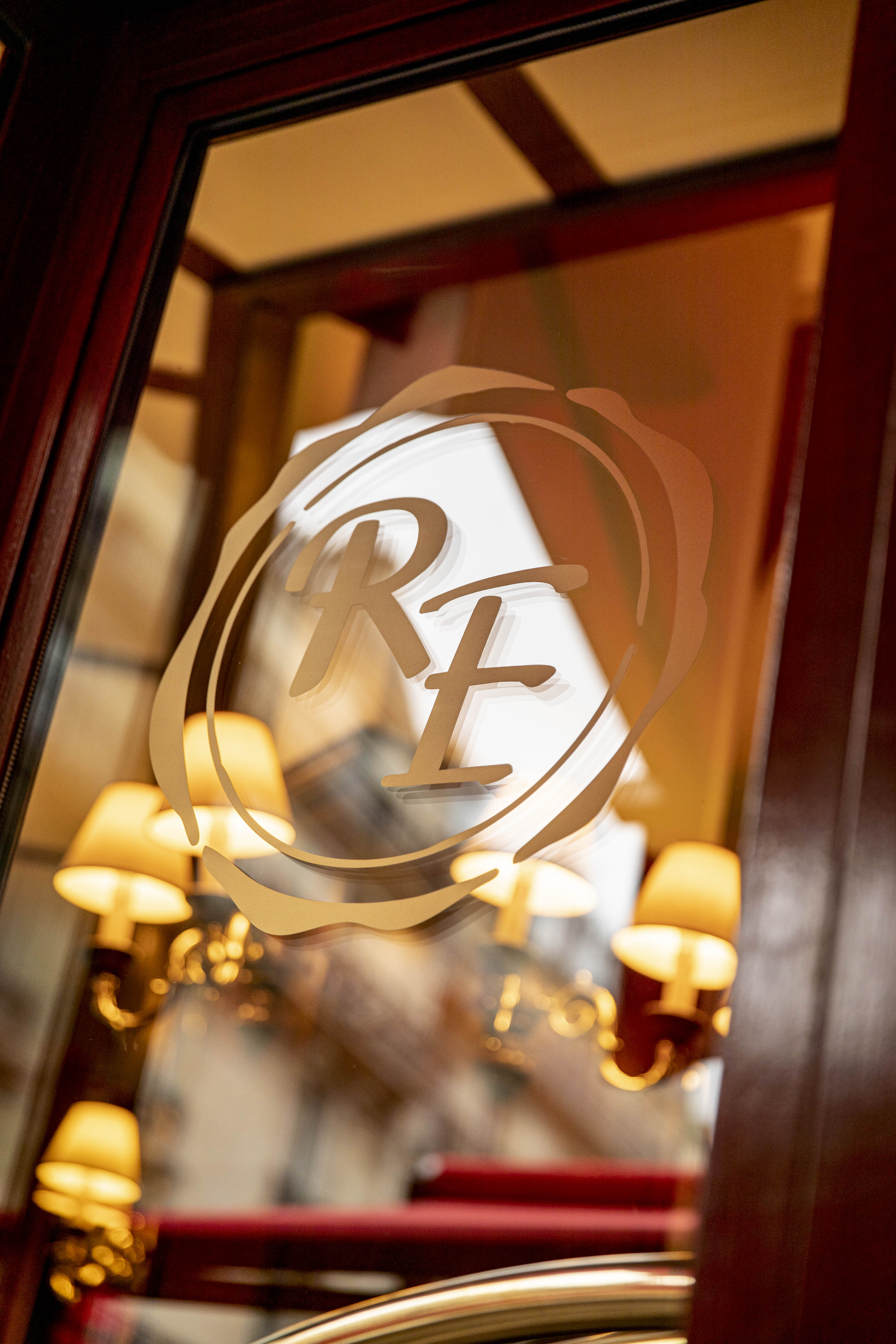 logo du relais prit en photo sur la vitrine