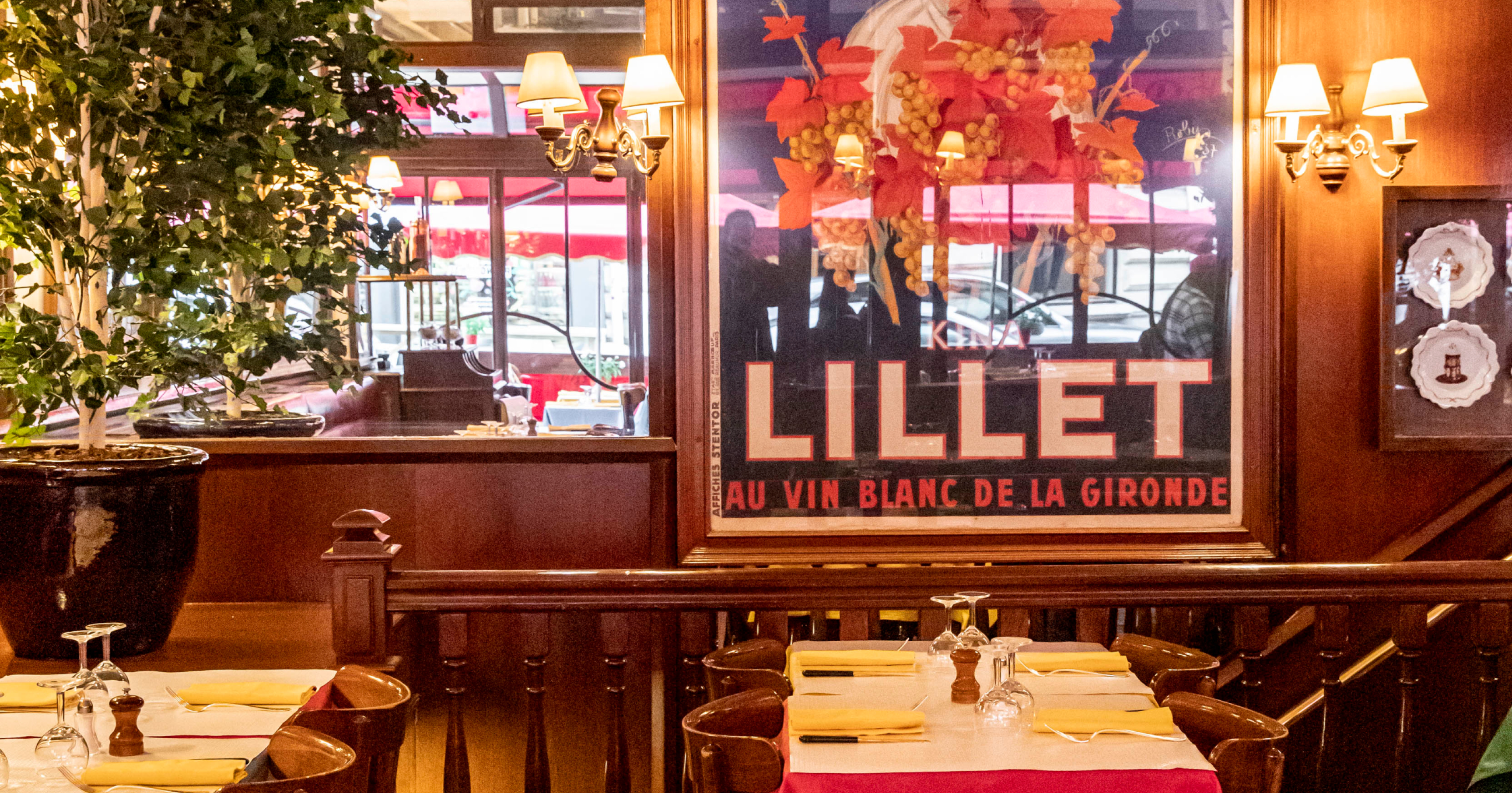 panorama de la salle avec tables dressees et une affiche lillet