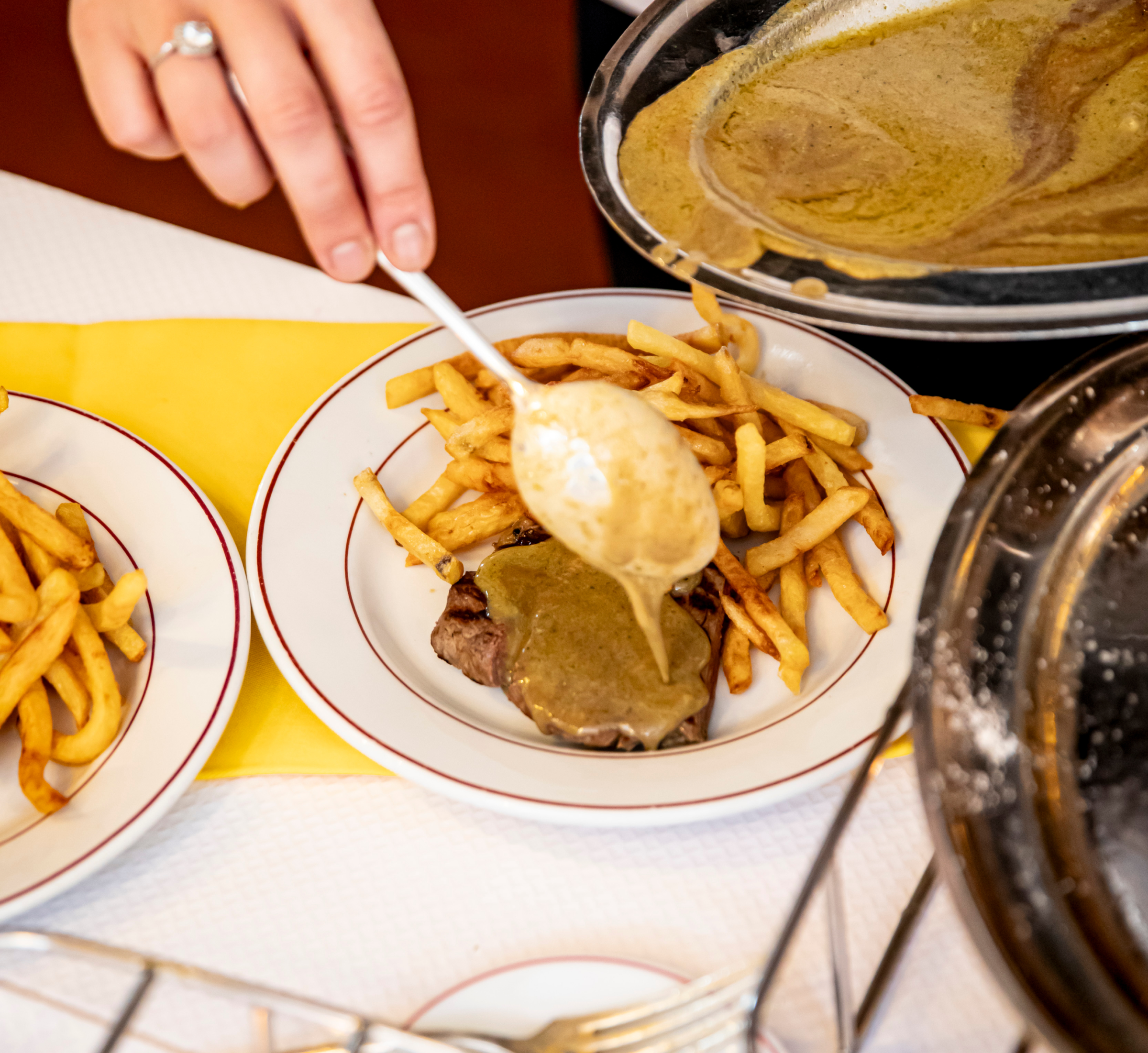 plat servie avec cuillere de sauce