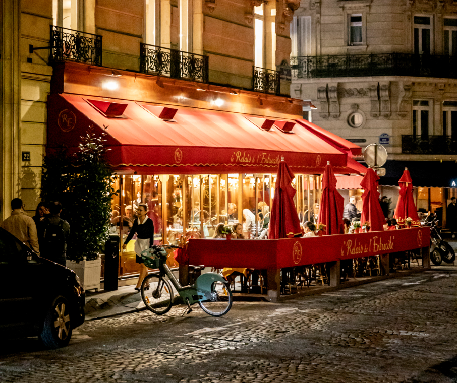 restaurant avec terrasse éclairé la nuit