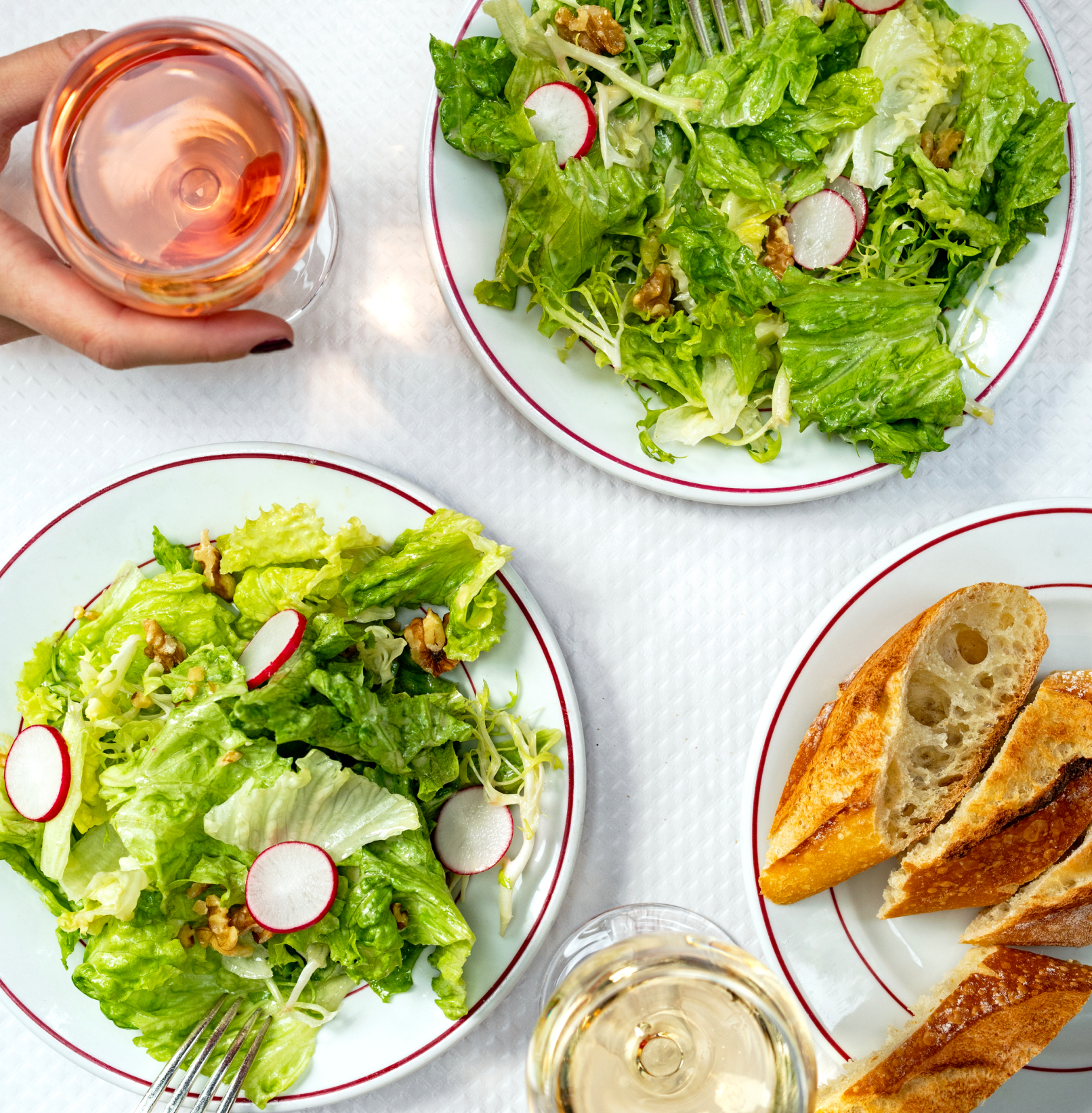 salades et un verre de rosé