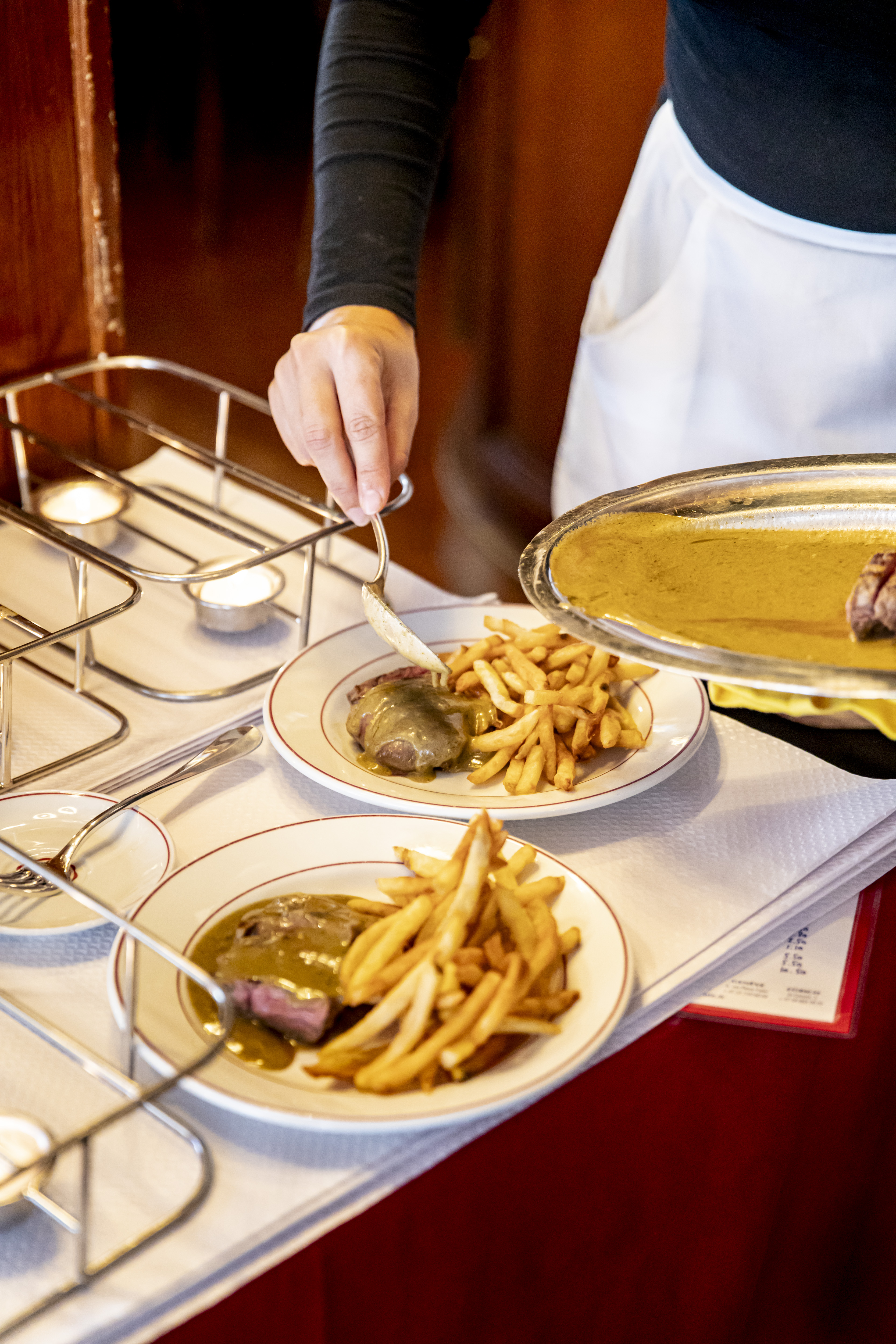 serveuse en train de verser de la sauce