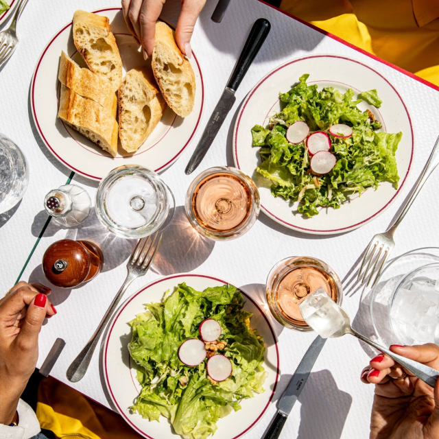 table servie avec deux salades