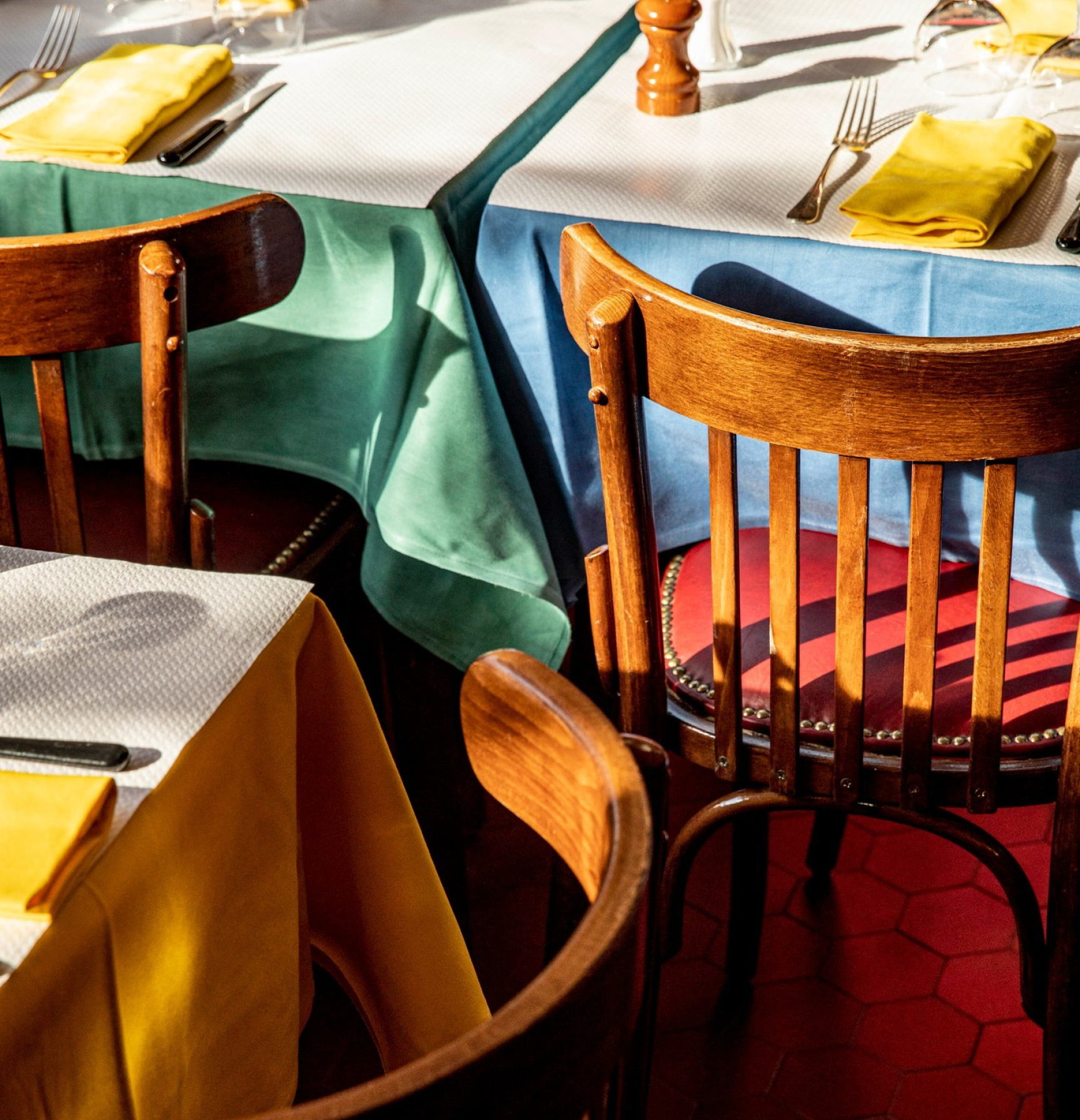 tables et chaises avec nappes et couverts
