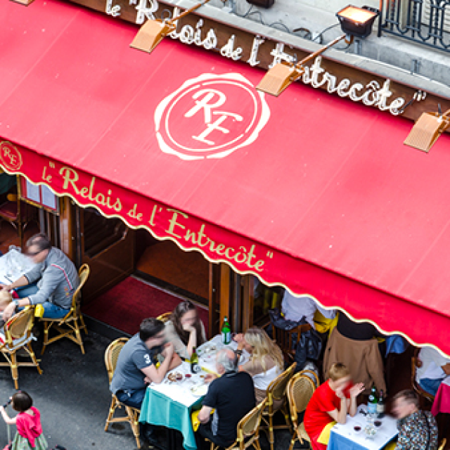 terrasse de restaurant avec le haut vent rouge